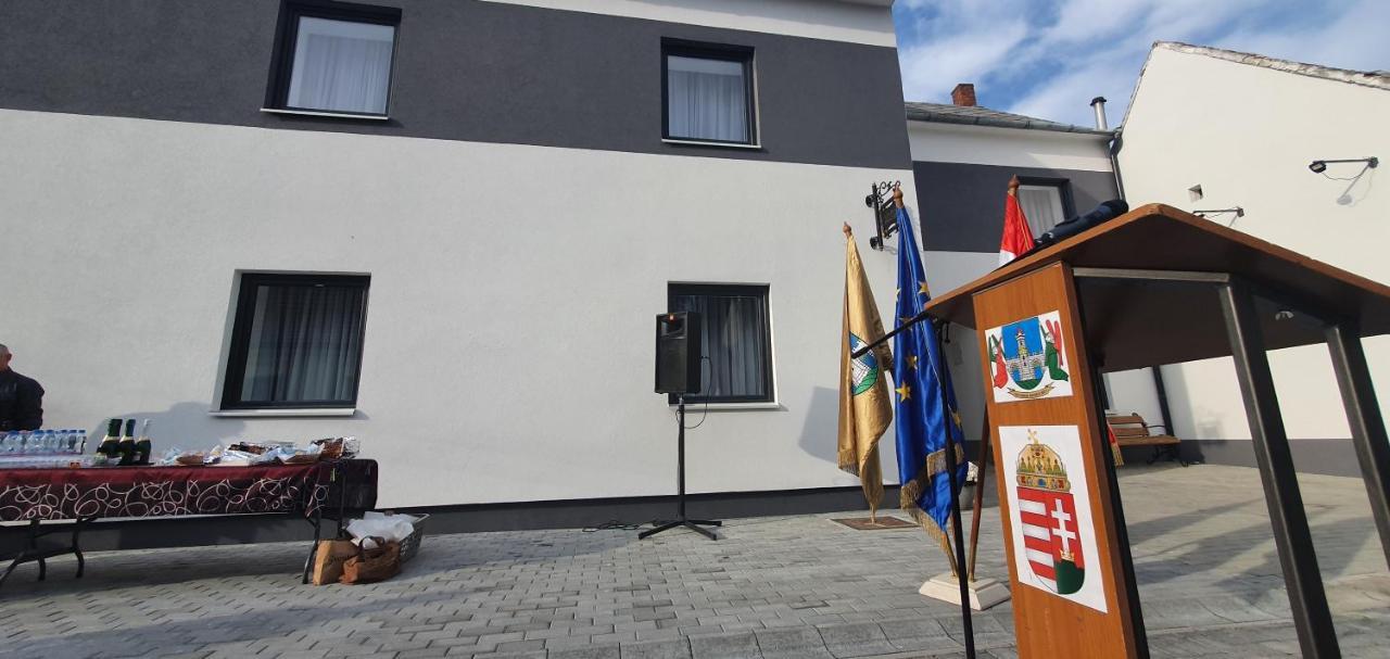 Kőszeg Panzió Acomodação com café da manhã Exterior foto
