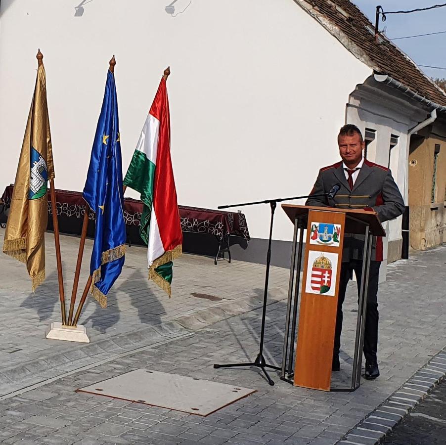Kőszeg Panzió Acomodação com café da manhã Exterior foto